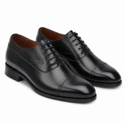 Black leather Oxford shoes for men in three-quarter view